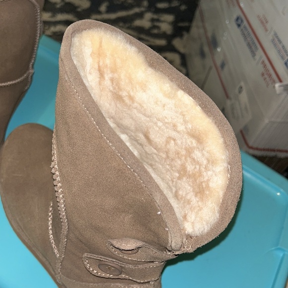 New Emu Australia Boots with back button decor - Picture 5 of 13